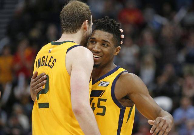 笔签名球衣 笔签名球衣