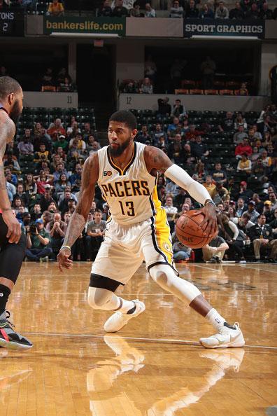 他向队友传 他向队友传