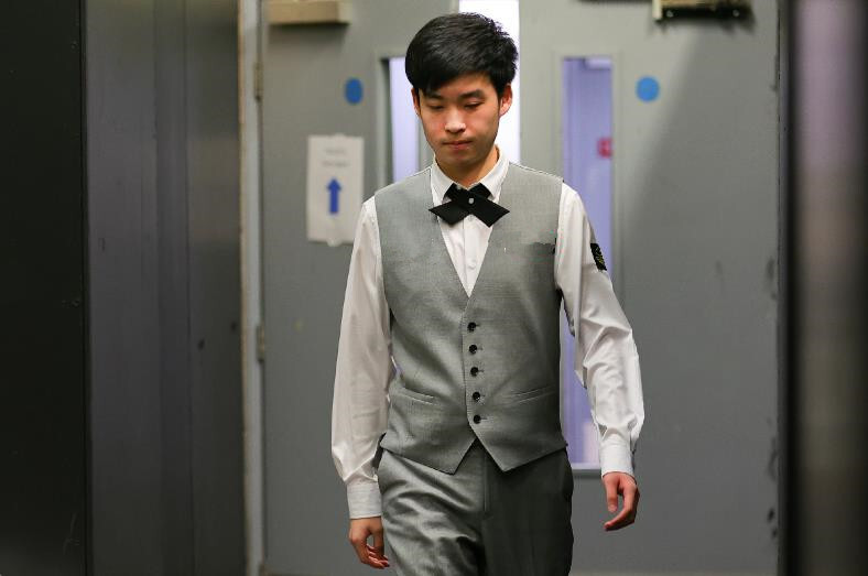 他想再次拿 他想再次拿